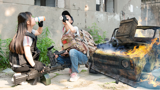 绝地求生真人版:萌妹双排吃鸡喜获信号枪,却被