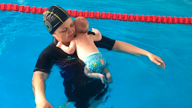 女教练粗暴训练婴儿游泳被批虐婴