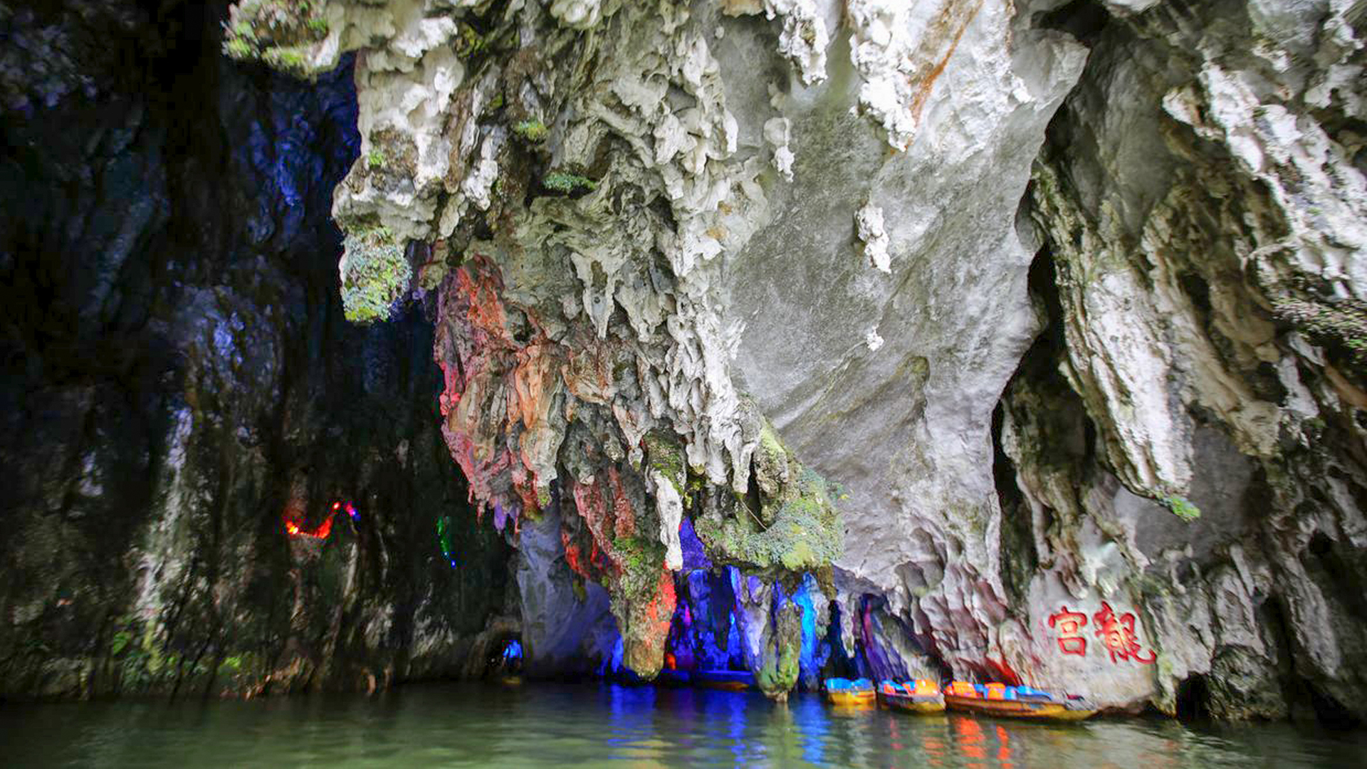 老年人退休后最适合去贵州旅游，风景优美，还不要门票