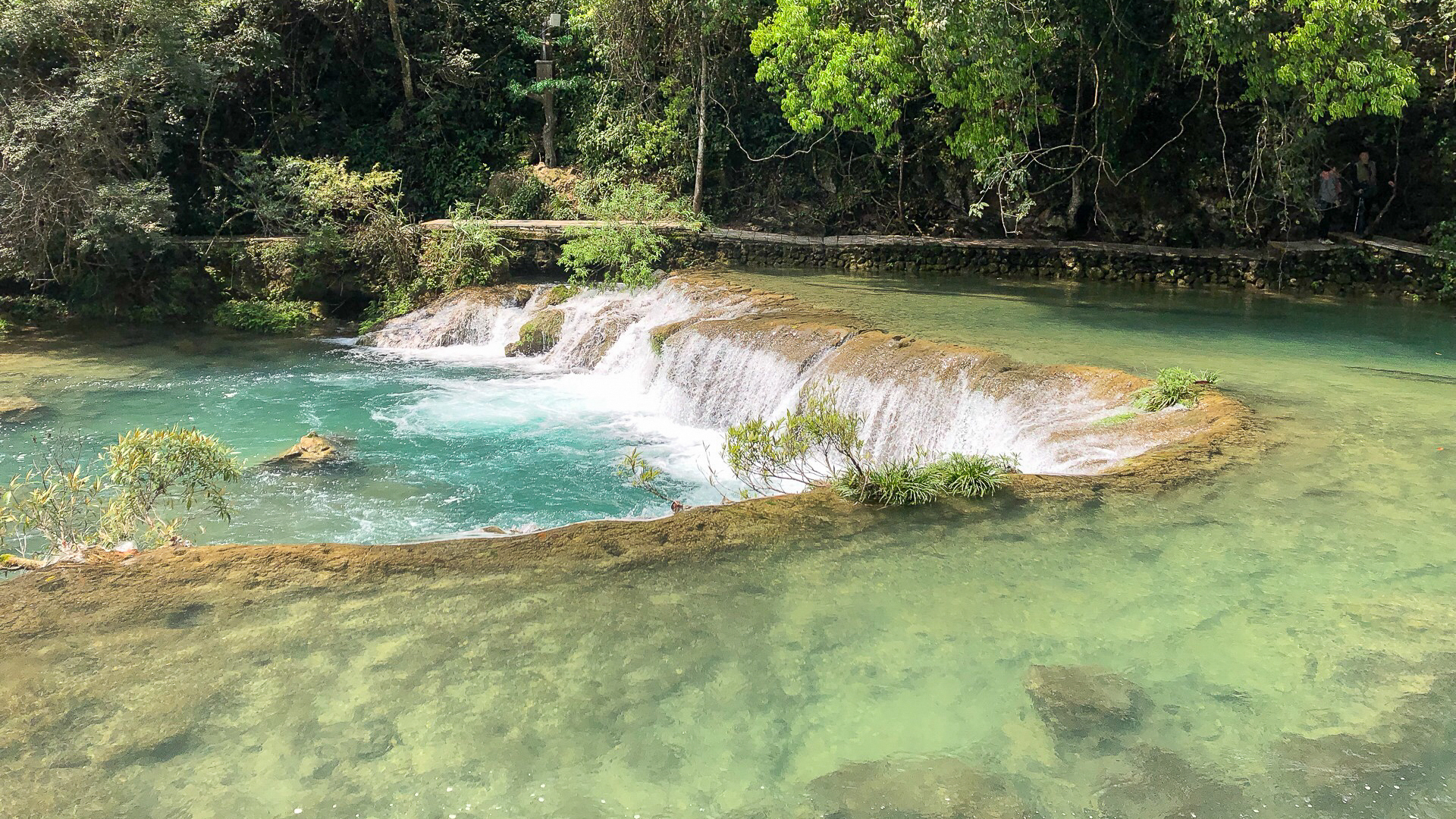 老年人退休后最适合去贵州旅游，风景优美，还不要门票