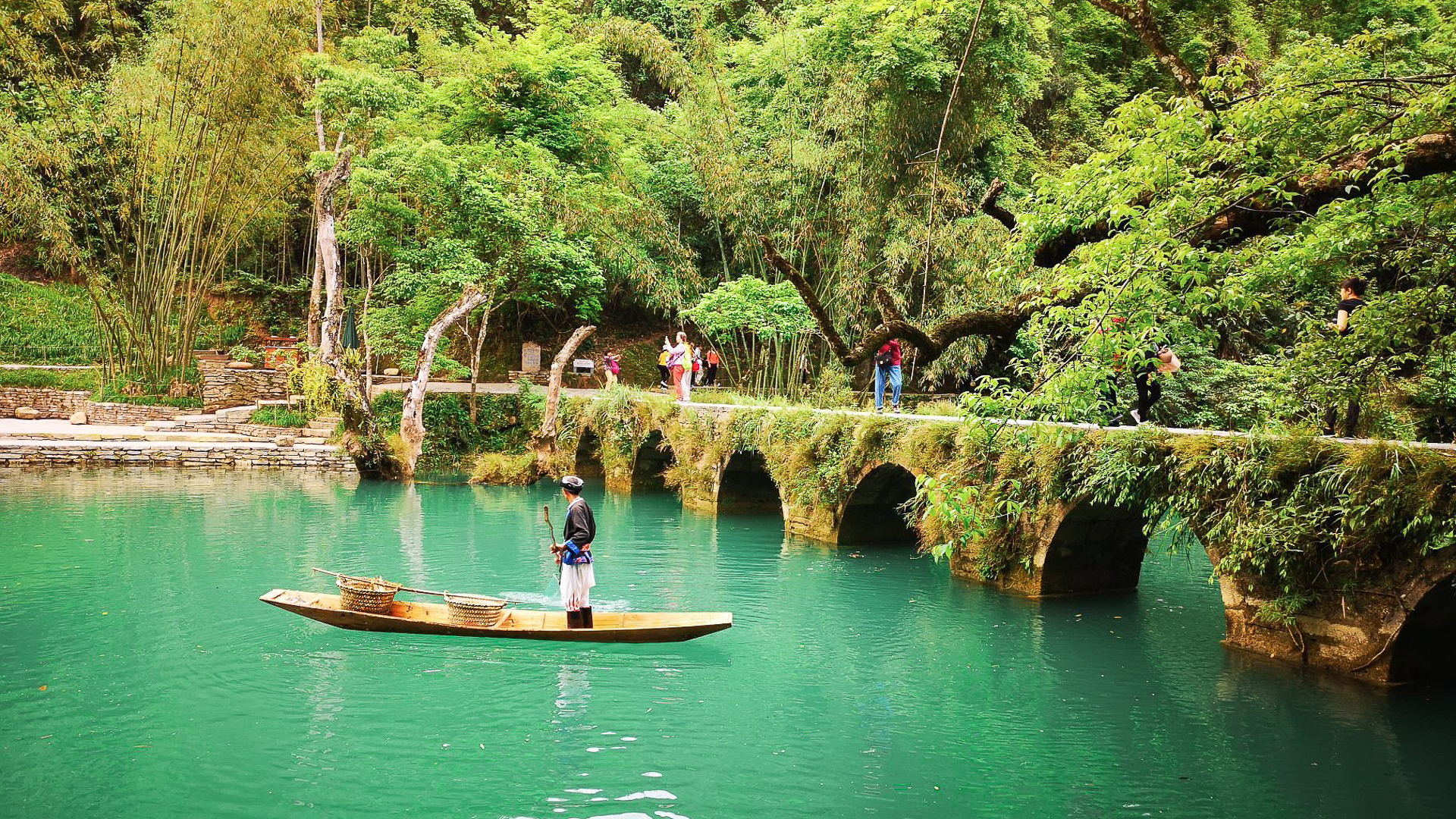 老年人退休后最适合去贵州旅游，风景优美，还不要门票