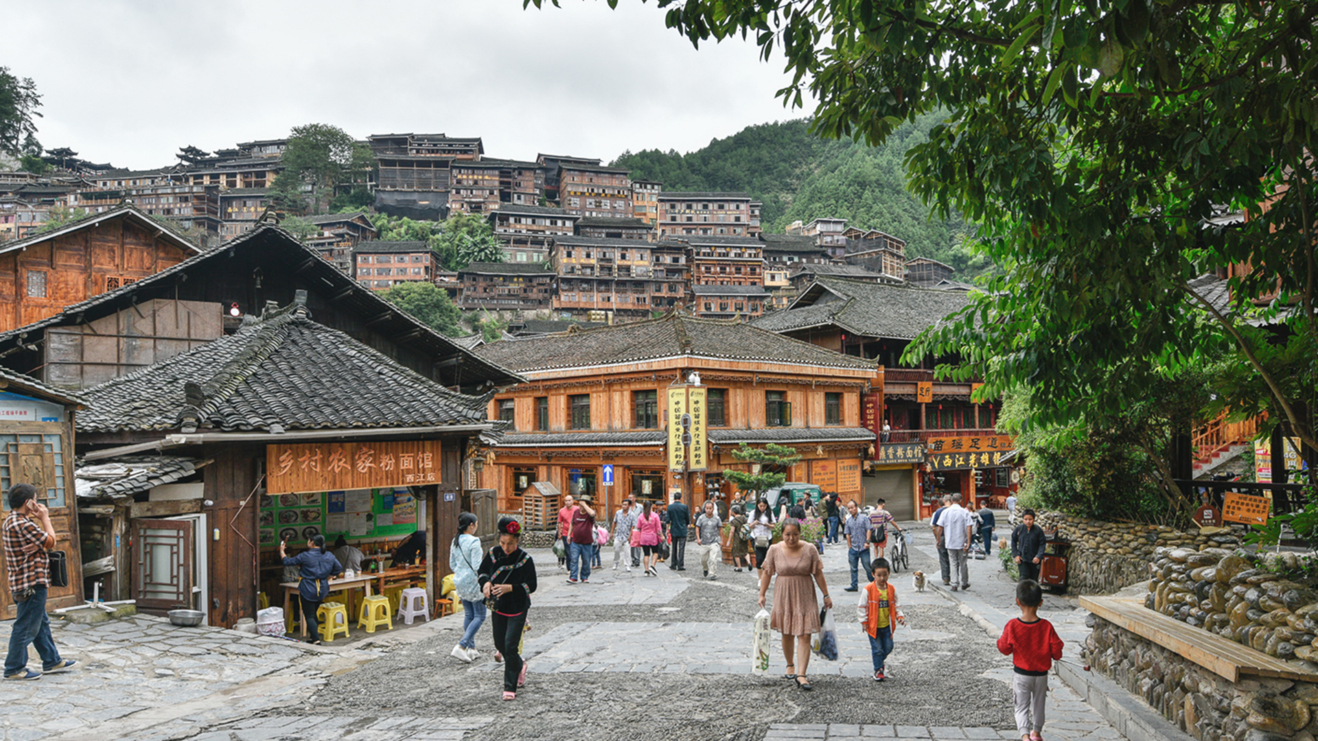 老年人退休后最适合去贵州旅游，风景优美，还不要门票