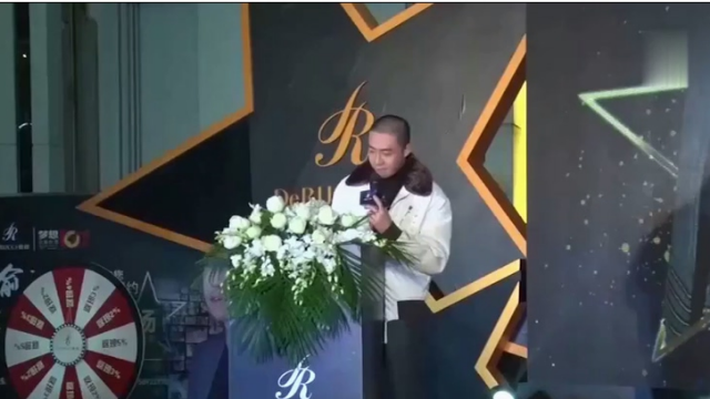 俞灏明获粉丝送花 面部烧伤疤痕明显