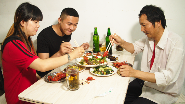 四川方言：餐厅吃小龙虾，打平伙老坎耍套路，连吃带混倒挣钱！