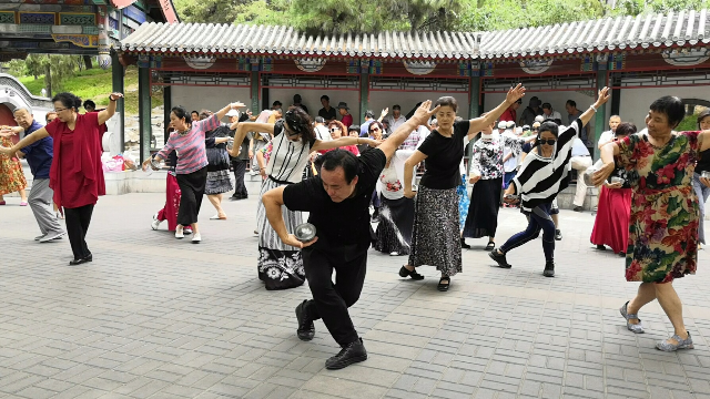 陶然亭赵老师带领学员齐跳广场舞，老师舞步专业