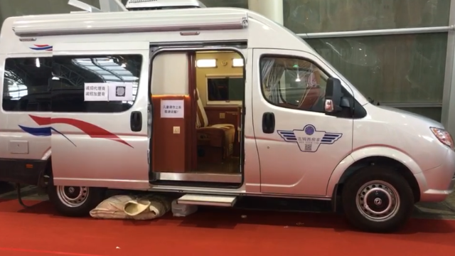 前排座椅可180度旋转，改装房车实拍