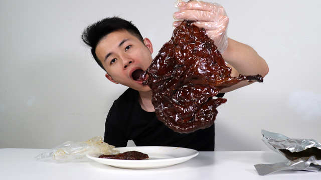 开箱试吃20元酱板鸭，咬一口鸭屁股，还没咽，直接喉咙里滑下去