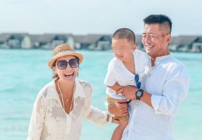 王琳和"泳坛女皇"庄泳介绍认识了现任妻子王玲,王玲的年龄比高曙光小