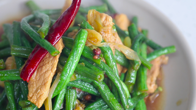 小胖教你豆角炒肉的家常做法，只需两步，做出饭店的味道