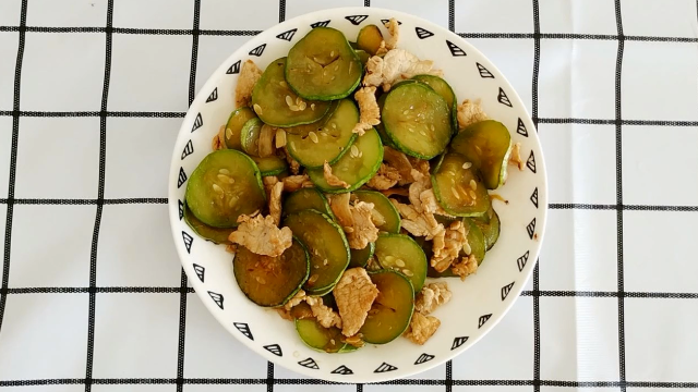 小伙教你做家常版的黄瓜肉片，味道比饭店大厨还好吃！