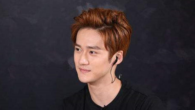 蒋劲夫近照曝光酒吧当DJ气氛活跃 弄纹身戴金手表变社会人.