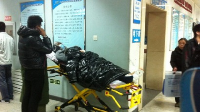明星发生意外，黄晓明高空摔下骨折，而他抢救6天不幸身亡！