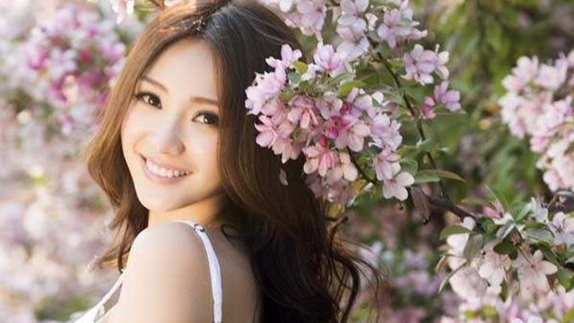 柳岩穿“恨天高”走红毯摔跤 被吐槽发胖疯狂健身