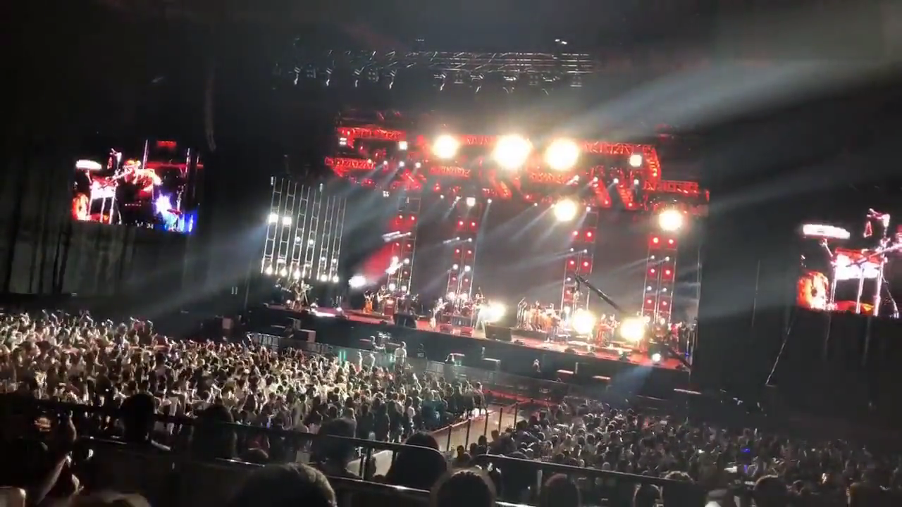 《我们的时光》场面最震撼，赵雷2495成都巡演现场版！