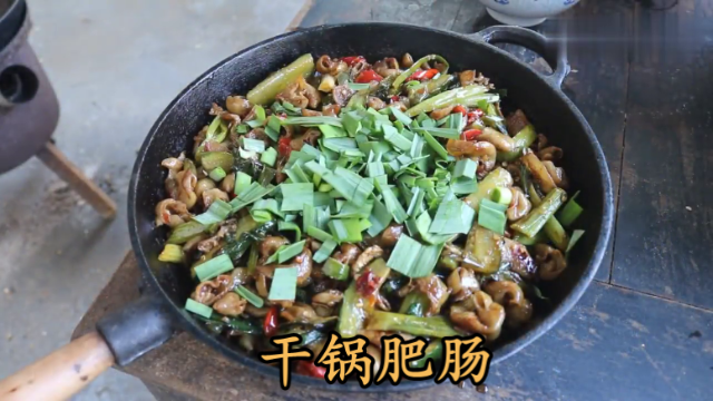 大厨教你一道“干锅肥肠”家常做法，香辣又好吃，色香味俱佳