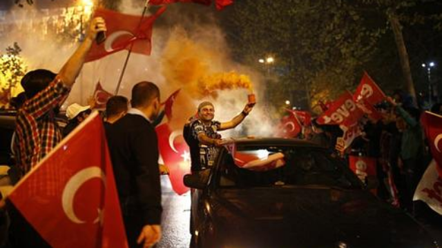 土耳其公投结束后反对派游行示威，甚至与执政党发生冲突
