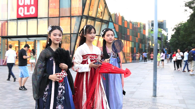 街拍：三位汉服小仙女现身三里屯，穿越时空的感觉看的老外呆了