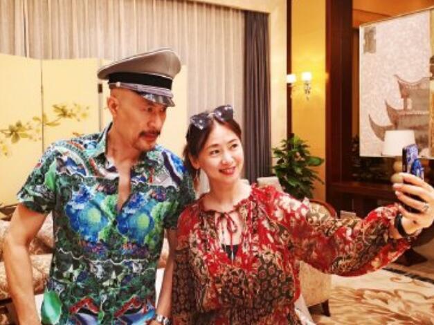 51岁翁虹和58岁徐锦江合影照曝光,二人是多年的银幕搭档