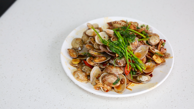 小胖教你爆炒花蛤的做法，鲜香入味好吃到舔花蛤壳，3斤不够吃