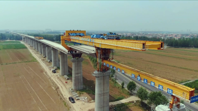 中国高铁世界第一，看完架设高速铁路箱梁，基建狂魔不是吹的