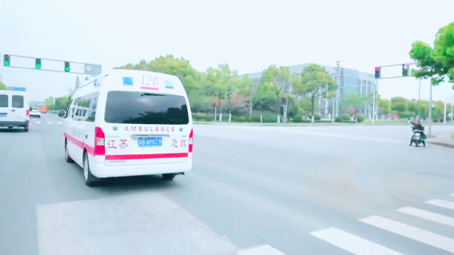 中国的智能红绿灯，救护车到达路口前，自动红灯变绿灯