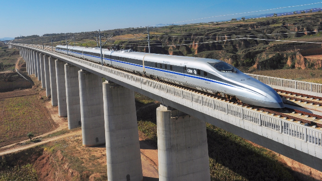 高铁桥梁安装减震阻尼器，大桥可抗16级台风和8级地震