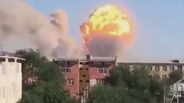 哈萨克斯坦一军火库爆炸！实拍：爆炸瞬间 巨大火球腾空而起