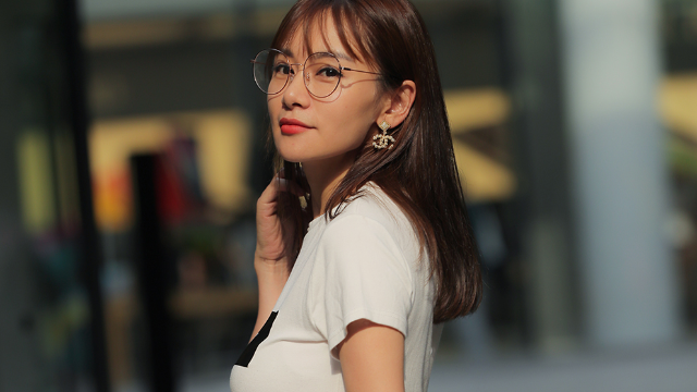 三里屯街拍，极品妹子已经是孩她妈了，真想问她身材怎么保持的