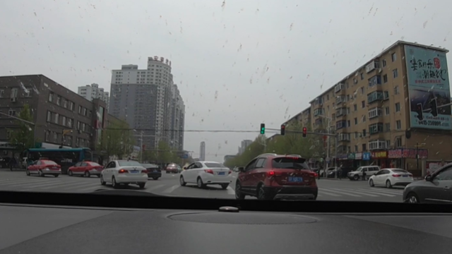 鸭绿江岸边有很多游船，游客买票可以游览鸭绿江，门票价格不便宜