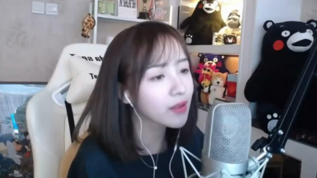 周二珂唱自己的歌《三角题》，嗓音深情迷人让人听的如痴如醉