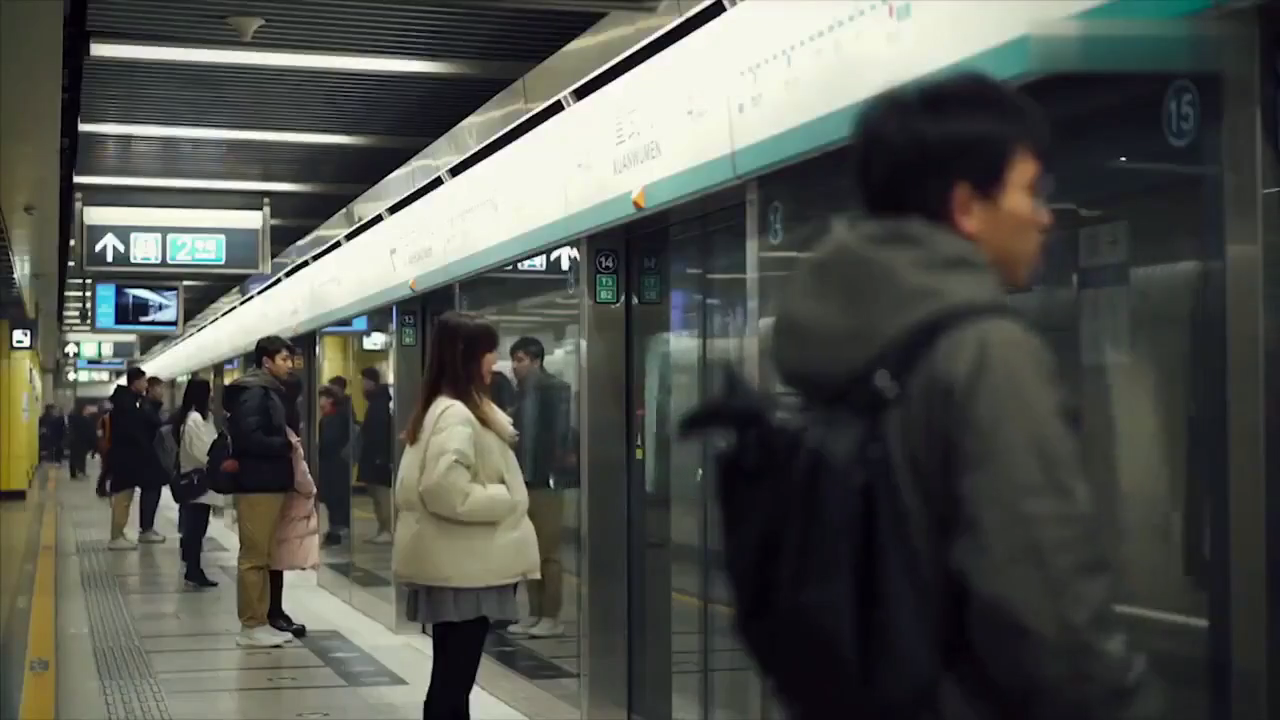 末班地铁里突然响起《明天会更好》，温暖夜归人！