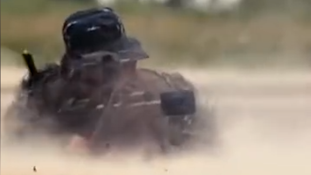 酷炫操作！解放军狙击手：“1500米距离都打过” 网友：帅！