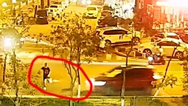 监拍：男子遛狗横穿马路被小车撞飞