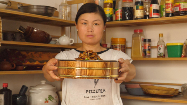 莉莉教你在家做麻辣鸡丝，香辣可口，麻辣又过瘾，出锅口水直流