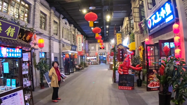 小伙第一次去丹东的安东老街，刘宇宁不在了，多了一个直播小哥哥