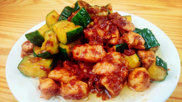 大厨教你山东特色美食酱爆鸡丁的正确做法，好吃又营养，非常简单