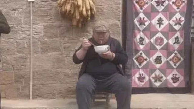 央视主持董浩现状，63岁坐在门口吃面条，看着让人感到心酸