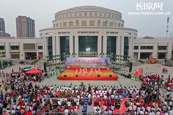 无论我走到哪里,都留下一首赞歌"6月28日晚,沧州市文化艺术中心