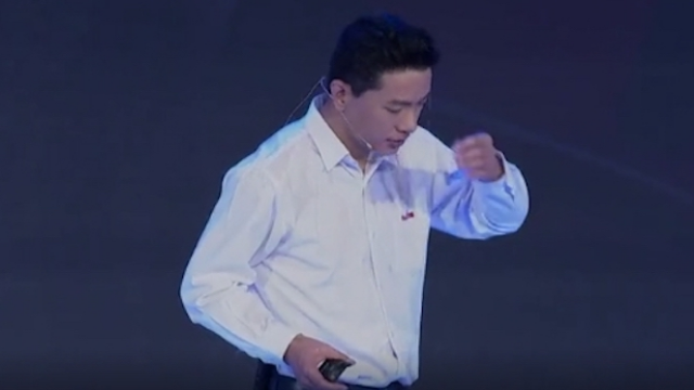 百度AI开发者大会现场李彦宏遭泼水