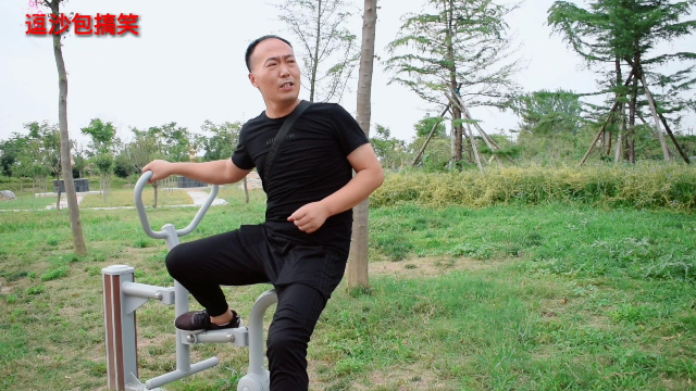 男子公园见到情侣散步，羡慕的言语笑了一整天，太有趣了