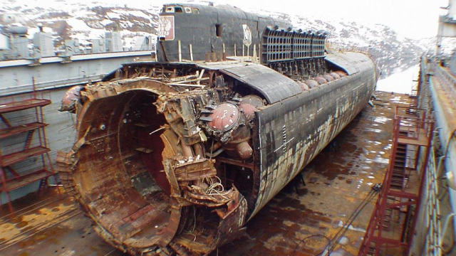 118名船员被深水压活活压死，俄军最惨烈潜艇事故，险引核爆炸