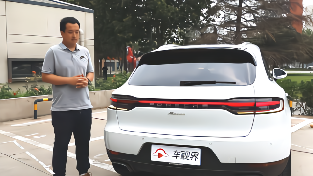 新Macan尾灯点亮展示