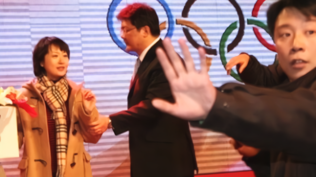 央视著名主持张斌二婚妻子曝光！是观众熟悉的她，曾当众开撕老公