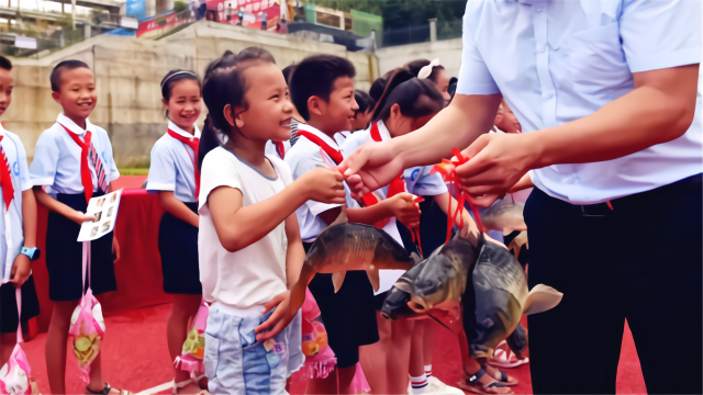 鱼跃龙门！学校向140余名优秀小学生发活鲤鱼