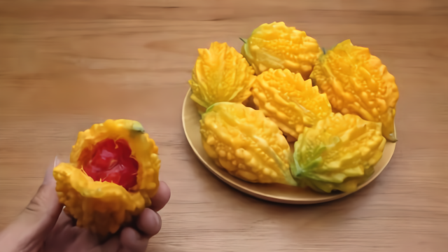 颜色金黄的癞葡萄，吃起来味道还是甜的！