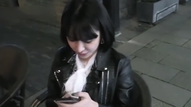 高颜值的情侣：在酒吧相识，怕害羞不敢在众人面前接吻，太甜了吧