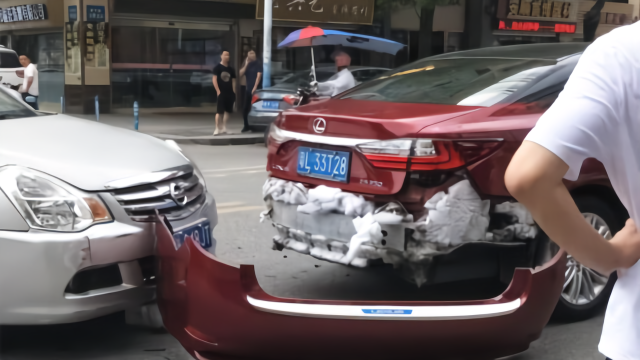 雷克萨斯ES后防撞梁是泡沫？一起追尾事故后，才知道是多么无知