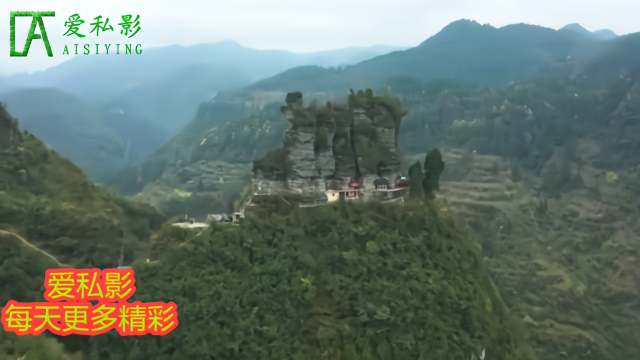 贵州深山一座险峰,如7个仙女样站在山顶,下面还建有房子