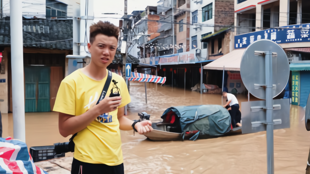 暴雨连袭湖南祁阳多处涨水，人员被困街上靠撑船出行