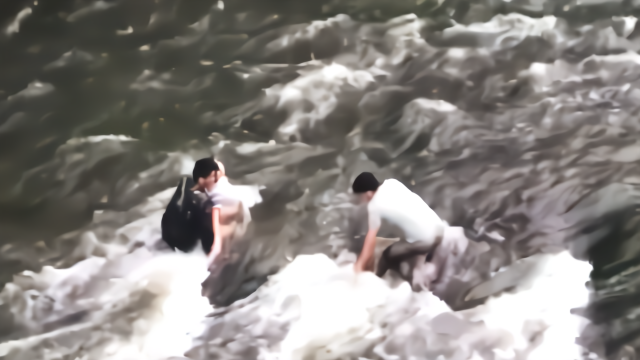 惊险！女子轻生跳入湍急河流后昏厥 武警冲入水中一把抱起